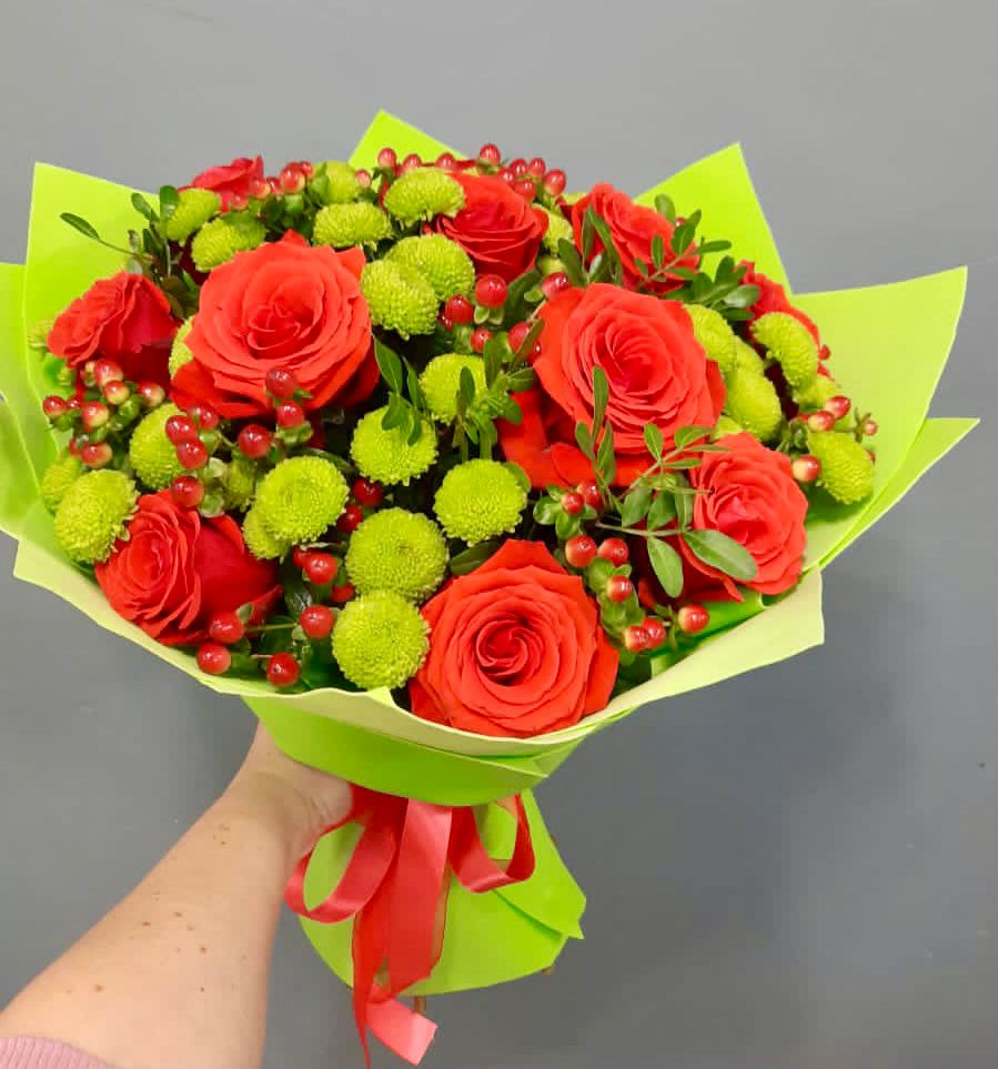 Букет цветов из: Хризантемы и Розы в Ожерелье