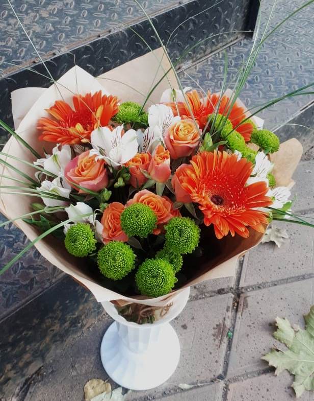 Букет цветов из: Герберы, Хризантемы, Альстромерии и Розы в Ожерелье