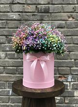 Цветочная композиция из Гипсофила и Розы в шляпной коробке в Ожерелье