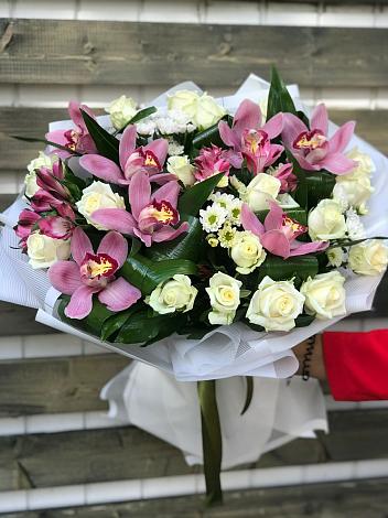 Букет цветов из: Розы и Хризантемы в Ожерелье
