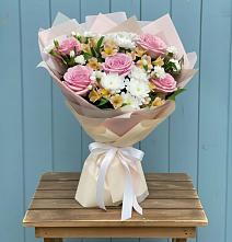 Букет цветов из:  Гвоздики, Орхидеи и Розы в Ожерелье