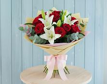 Букет цветов из:  Лилии и Розы в Ожерелье