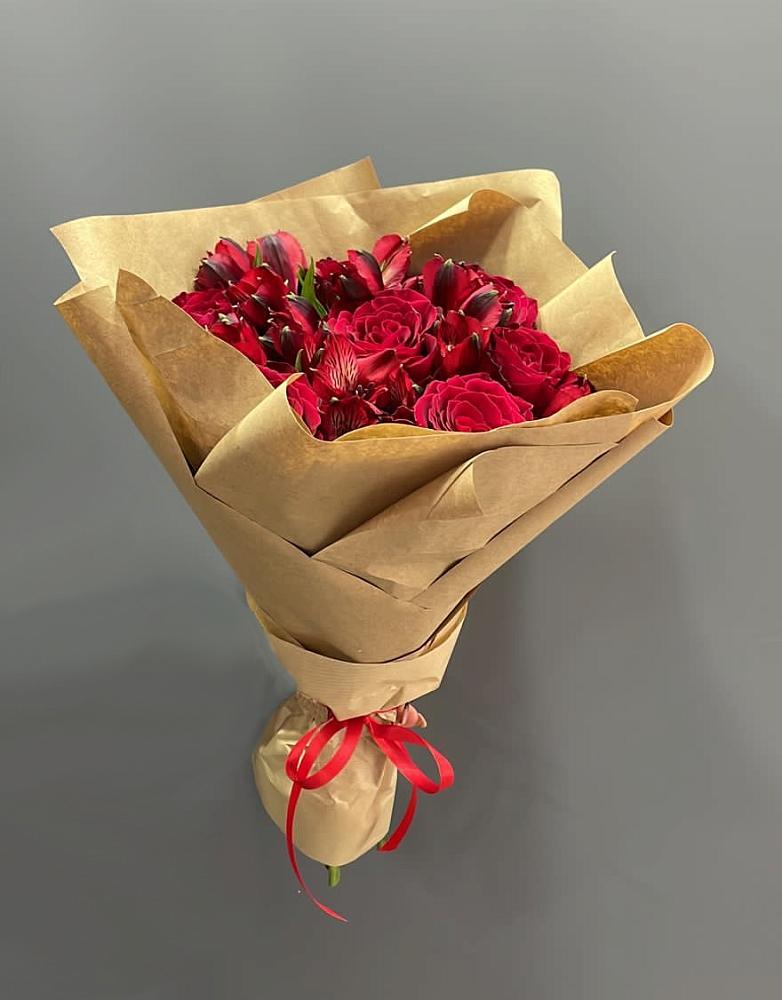 Букет цветов из: Альстромерии и Розы в Ожерелье