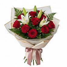 Букет цветов из:  Лилии и Розы в Ожерелье