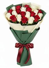 Букет Микс из красных и белых роз в Ожерелье