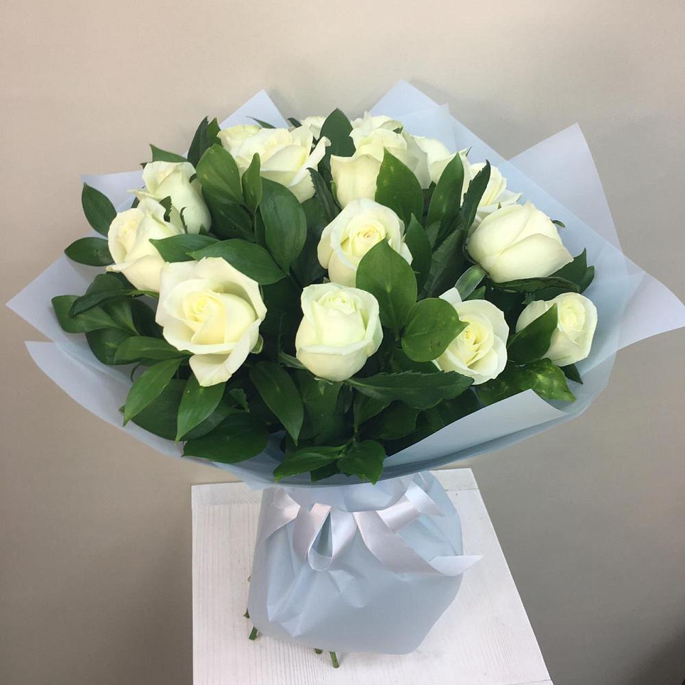Букет 15 Белых роз Проуд в Ожерелье