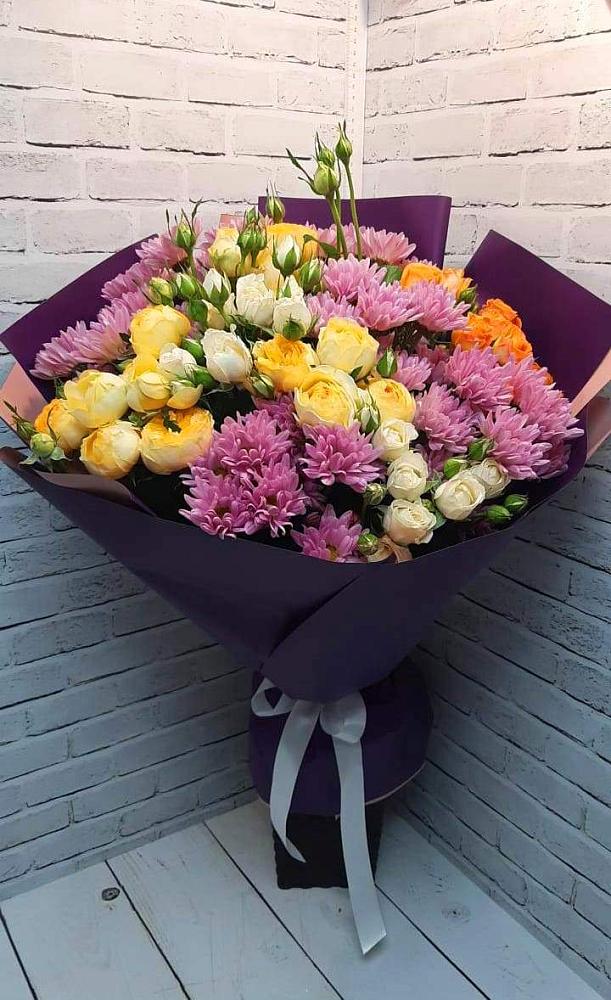 Букет цветов из: Хризантемы и Розы в Ожерелье