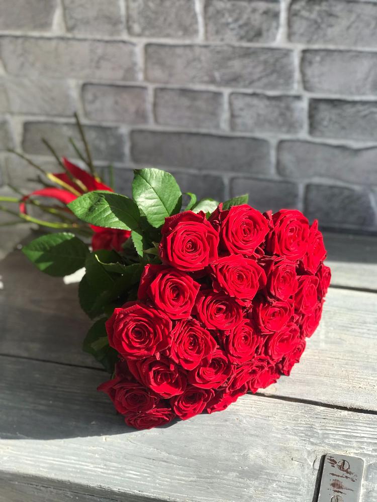 Букет Красные розы Фридом в Ожерелье