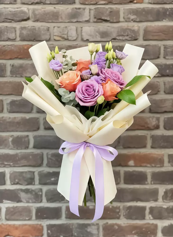 Букет цветов из: Лизиантусы и Розы в Ожерелье