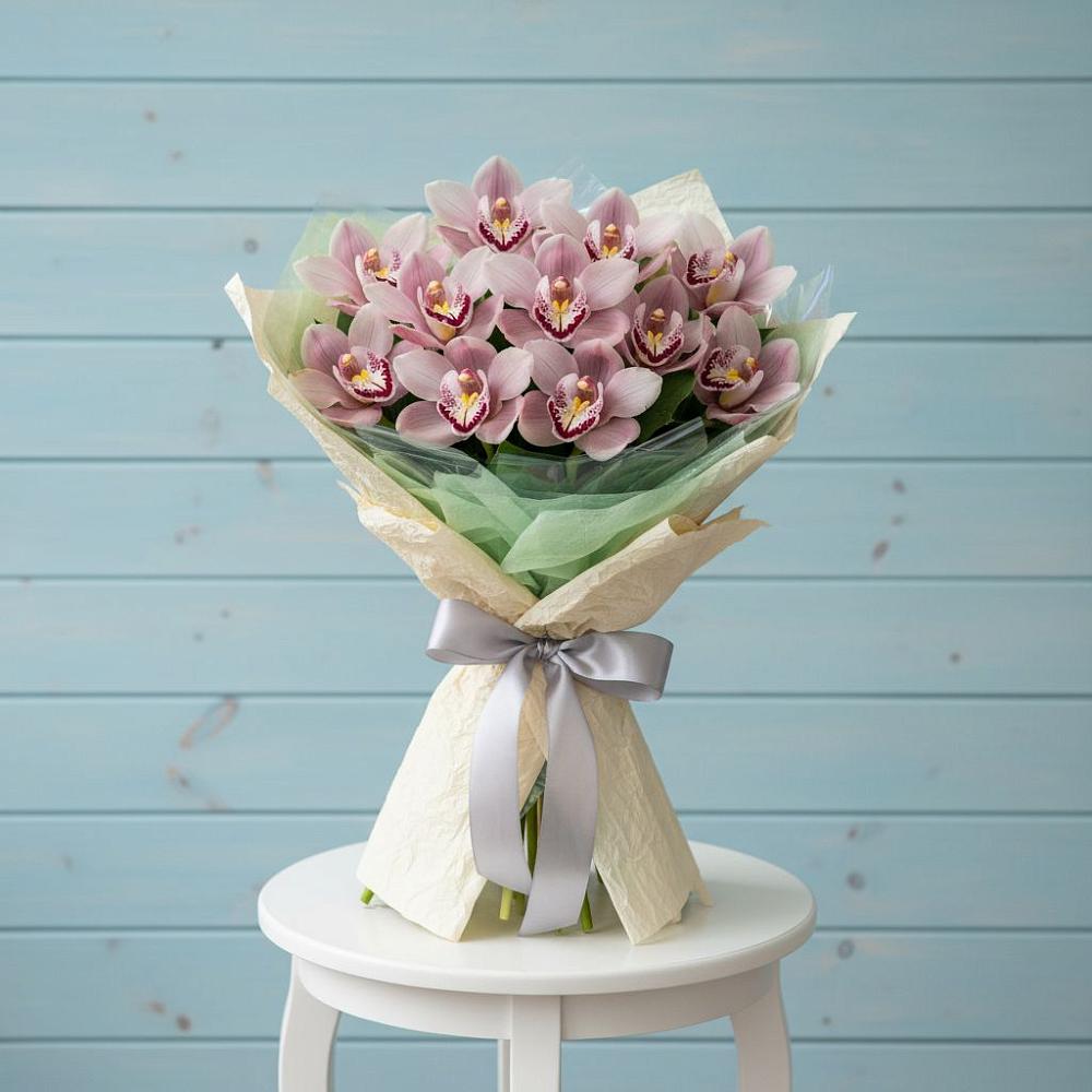 Букет цветов из: Орхидеи и Розы в Ожерелье