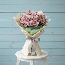 Букет цветов из:  Орхидеи и Розы #REPLACE_PRED# Ожерелье