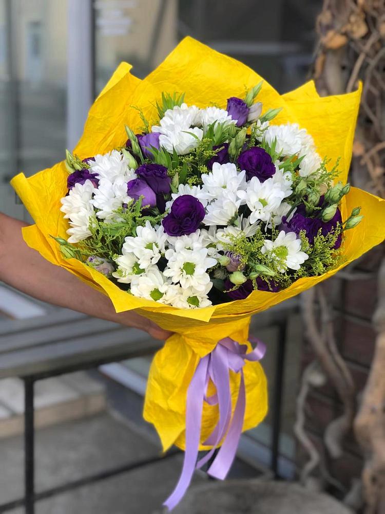 Букет цветов из: Ирисы, Хризантемы и Ромашки в Ожерелье