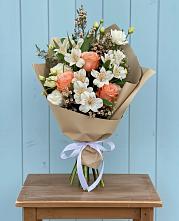 Букет цветов из:  Альстромерии, Лизиантусы, Розы и Хризантемы в Ожерелье