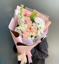 Букет цветов из:  Хризантемы и Розы в Ожерелье