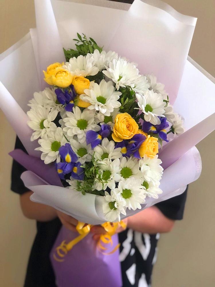 Букет цветов из: Ирисы, Хризантемы и Розы в Ожерелье
