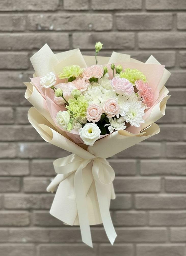 Букет цветов из: Гвоздики, Розы, Лизиантусы и Хризантемы в Ожерелье