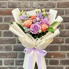 Букет цветов из:  Лизиантусы и Розы в Ожерелье