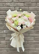 Букет цветов из:  Гвоздики, Розы, Лизиантусы и Хризантемы в Ожерелье