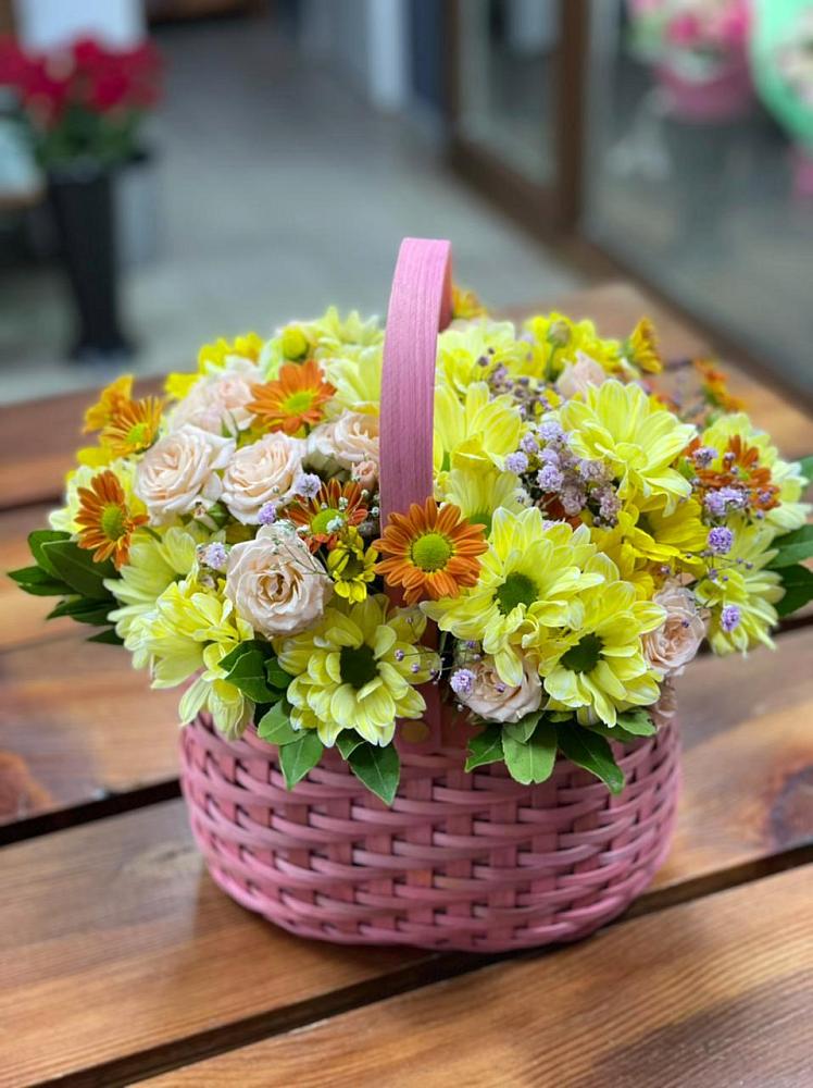 Цветочная композиция из Хризантемы и Розы в корзине в Ожерелье