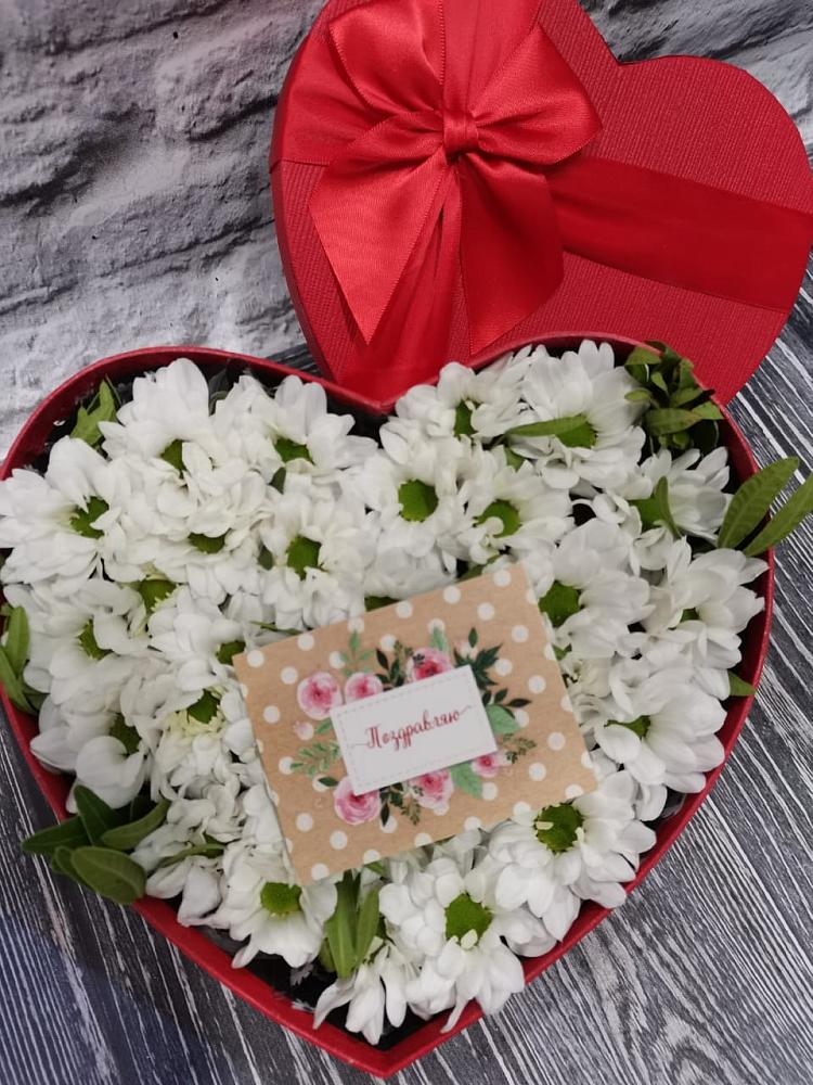 Цветочная композиция из Хризантемы в виде сердца в Ожерелье