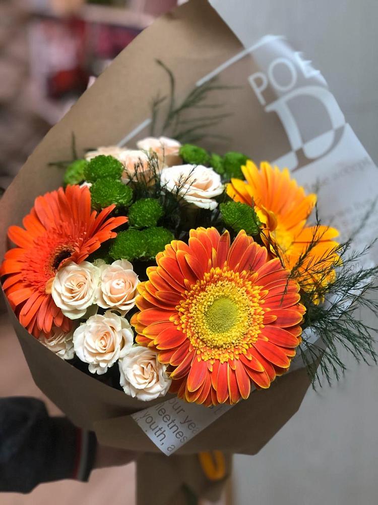 Букет цветов из: Герберы, Хризантемы и Розы в Ожерелье