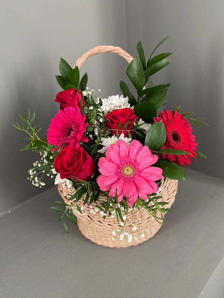 Цветочная композиция из Розы, Хризантемы и Герберы в корзине в Ожерелье