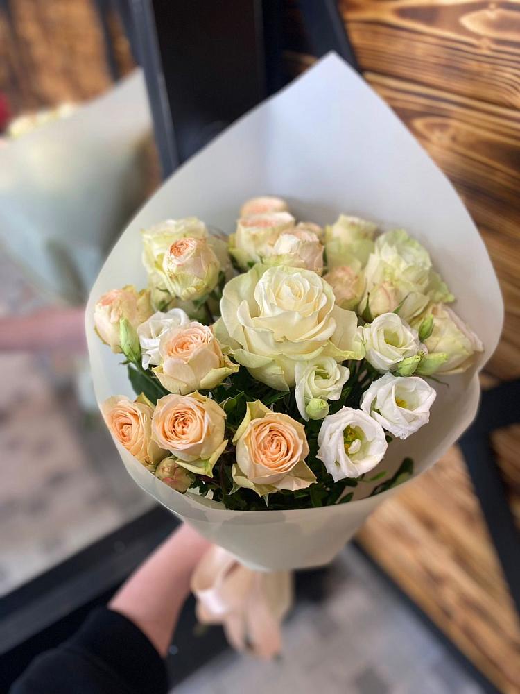 Букет цветов из: Розы и Лизиантусы в Ожерелье