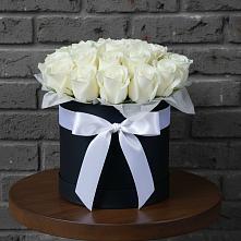 Цветочная композиция из Розы в шляпной коробке в Ожерелье