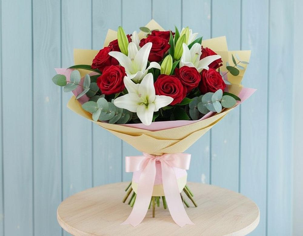 Букет цветов из: Лилии и Розы в Ожерелье